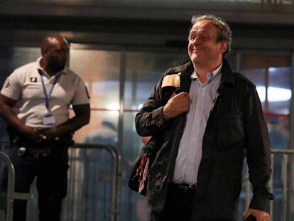 En foto: Platini a la salida de las dependencias policiales en Nanterre. En vídeo: declaraciones del expresidente de la UEFA, Michel Platini.