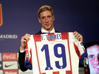 Fernando Torres muestra la camiseta con el número 19, en su presentación en el Vicente Calderón como jugador del Atlético de Madrid en 2015. En vídeo, el futbolista anuncia su retirada.