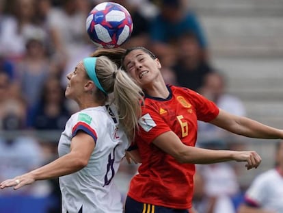 Ertz salta a por el balón con Losada. En vídeo, declaraciones de Jorge Vilda, seleccionador español femenino de fútbol.