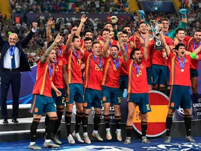 En foto: Ceballos y Vallejo levantan el trofeo que acredita a España como campeona de Europa sub-21. En vídeo: declaraciones de los jugadores.