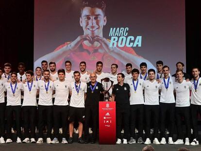 Los jugadores de la selección, durante el homenaje recibido en Las Rozas. En vídeo, declaraciones de los futbolistas tras la final.