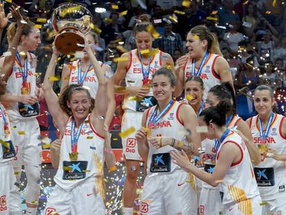 En foto: las jugadoras españolas celebran la conquista del Eurobasket. En vídeo: declaraciones de las jugadoras españolas de baloncesto.