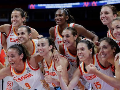 En foto: las jugadoras de la selección celebran un triunfo. En vídeo: declaraciones de las jugadoras españolas de baloncesto.