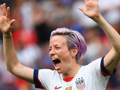La capitana de la selección de fútbol femenino Megan Rapinoe. En vídeo, Donald Trump felicitando al equipo por la victoria.