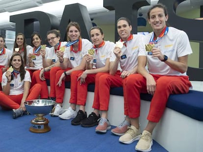 Las jugadoras de la selección, con las medallas de oro y el trofeo del Eurobasket, este lunes en la redacción de EL PAÍS. En vídeo, así fue la visita.