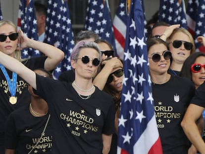 La capitana, Megan Rapinoe, junto a sus compañeras de equipo durante la celebración en Nueva York de su título mundial.