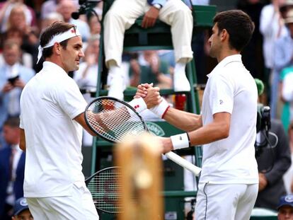 Federer y Djokovic se saludan tras el partido en la central de Londres. En vídeo, declaraciones del serbio.