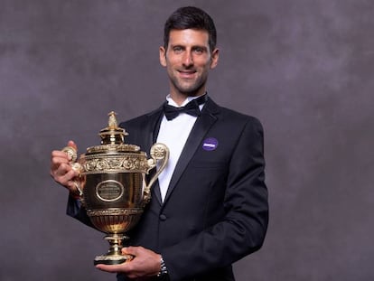 Djokovic, con el trofeo que le acredita como campeón de Wimbledon. En vídeo, Djokovic tras ganar el campeonato.