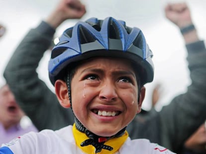 Un niño de Zipaquira (Colombia), la ciudad de Bernal, llora viendo el Tour. En vídeo, la celebración de los colombianos por la victoria de Bernal.