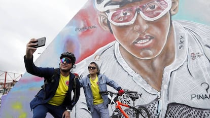 Dos aficionados se hacen un selfi ante el mural de Egan Bernal en Zipaquirá. Mauricio Dueñas Castañeda.