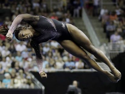 Simone Biles, durante seu histórico exercício de solo durante a final do campeonato norte-americano, neste domingo, no Kansas. Em vídeo, o duplo mortal com três piruetas.