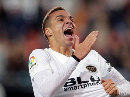 Rodrigo celebra un gol con el Valencia. En vídeo, el futbolista abandona Paterna en medio de los rumores de su inminente salida.