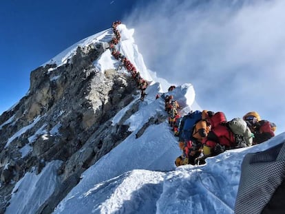 Atasco en la cumbre del Everest el pasado 22 de mayo. En vídeo, declaraciones de algunos montañeros y guías e imágenes de los atascos.