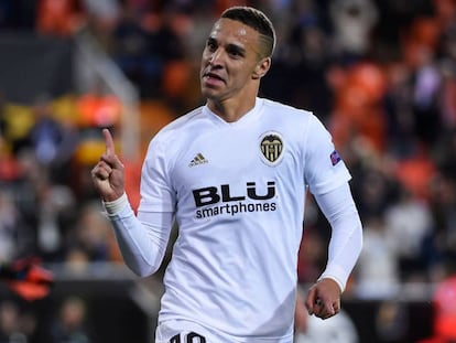 Rodrigo celebra un gol con el Valencia. En vídeo, el Valencia prepara el debut liguero.