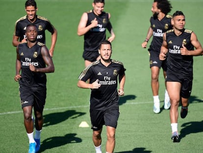 Eden Hazard, entre Vinicius y Casemiro, en el entrenamiento en el que se ha lesionado en Valdebebas. En vídeo, declaraciones de Zinedine Zidane, este viernes.