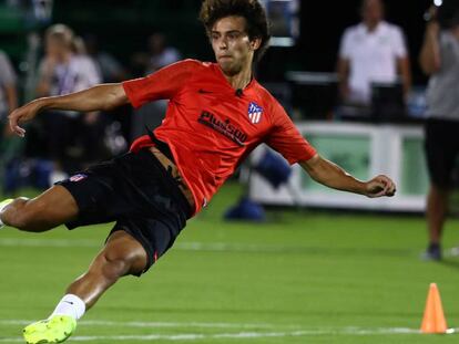João Félix ensaya un remate durante un entrenamiento del Atlético. En vídeo. declaraciones de Diego Simeone.