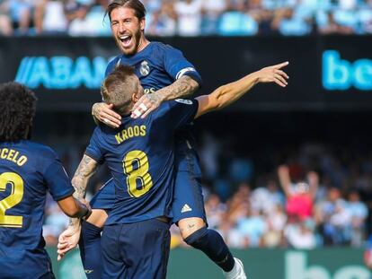 Sergio Ramos celebra con Kroos el gol del alemán, ante la mirada de Marcelo. En vídeo, declaraciones de los entrenadores tras el partido.