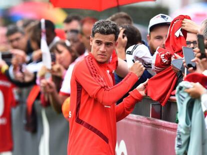 Philippe Coutinho firma autográfos después del entrenamiento del martes con el Bayern. En vídeo, sus declaraciones en la presentación con el equipo.