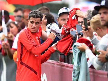Philippe Coutinho firma autográfos después del entrenamiento del martes con el Bayern. En vídeo, sus declaraciones en la presentación con el equipo.