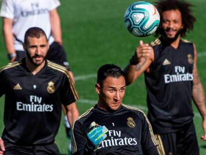 En foto, Keylor Navas, durante el entrenamiento de este viernes en Valdebebas. En vídeo, Zidane habla sobre la situación de Keylor Navas.