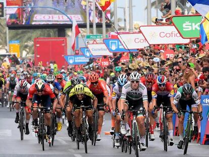 Sam Benett se impone en la meta de la tercera etapa de la Vuelta 2019 en Alicante. En vídeo, así es la vuelta por dentro.