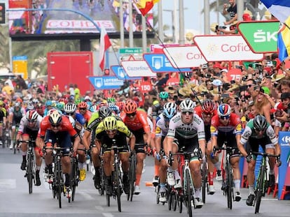 Sam Benett se impone en la meta de la tercera etapa de la Vuelta 2019 en Alicante. En vídeo, así es la vuelta por dentro.