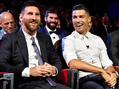 Messi, Cristiano y Van Dijk, en el auditorio del sorteo de la Champions. En vídeo, el jefe de Deportes de EL PAÍS, José Sámano, analiza los enfrentamientos.