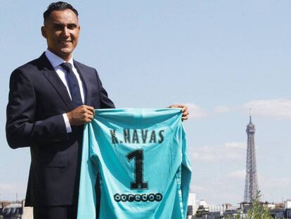 Keylor Navas posa con la camiseta del PSG con la torre Eiffel de fondo. En vídeo, declaraciones de Navas en un vídeo promocional de su nuevo club.