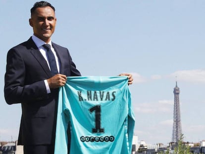 Keylor Navas posa con la camiseta del PSG con la torre Eiffel de fondo. En vídeo, declaraciones de Navas en un vídeo promocional de su nuevo club.