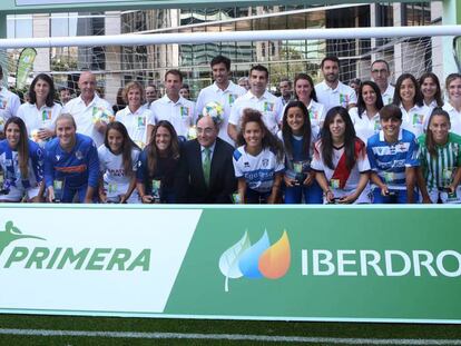 Jugadoras de los 16 equipos, en la sede de Ibedrola, en Madrid. En vídeo, declaraciones de Rubiales, presidente de la Federación.