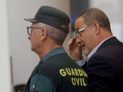 El expresidente del Zaragoza Agapito Iglesias, este martes a su llegada al juicio que se celebra en Valencia. En vídeo, declaraciones de Agapito y Sáinz de Varanda.