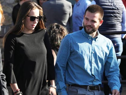 Los hijos de Blanca Fernández Ochoa a su llegada al tanatorio de Cercedilla.