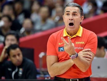 Scariolo, durante el partido ante Serbia. En vídeo, el seleccionador español elogia el compromiso colectivo del equipo para batir a los serbios.