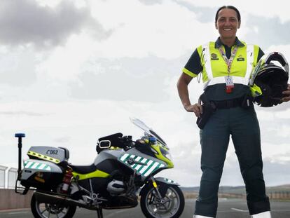 La sargento Marian Santiago, preparada para una etapa de la Vuelta. En vídeo, así es la vuelta por dentro.