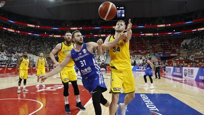 Jock Landale de Australia contra Martin Kriz de República Checa durante el partido de cuartos de final. En vídeo, el seleccionador español, Jorge Scariolo, habla sobre la clasificación del equipo a los Juegos Olímpicos de Tokio.