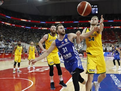 Jock Landale de Australia contra Martin Kriz de República Checa durante el partido de cuartos de final. En vídeo, el seleccionador español, Jorge Scariolo, habla sobre la clasificación del equipo a los Juegos Olímpicos de Tokio.