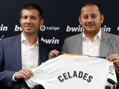 Albert Celades (izquieda), presentado por el presidente del Valencia, Anil Murthy. En vídeo, declaraciones del nuevo entrenador.
