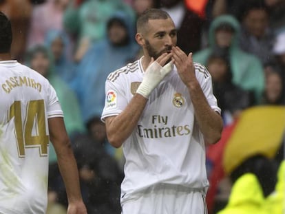 Benzema celebra uno de sus goles al Levante. En vídeo, declaraciones de Zidane tras el partido.