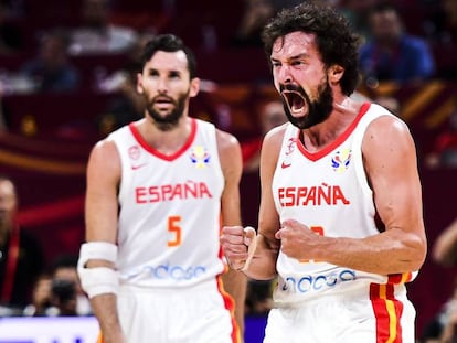 Llull celebra una canasta; detrás, Rudy. En vídeo, las claves del éxito de la selección.