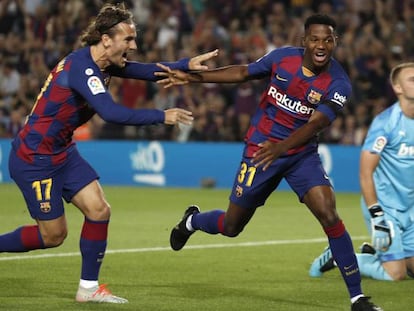 Ansu Fati y Griezmann celebran el primer gol del Barcelona ante el Valencia. En vídeo, declaraciones de los entrenadores tras el partido.