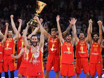 Rudy Fernández levanta el trofeo de Campeón del Mundo. En vídeo, declaraciones de Rudy Fernández, Marc Gasol y Pierre Oriola tras el partido.