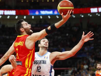 Rudy Fernández entra a canasta ante la oposición de Delía. En vídeo, declaraciones de Rudy Fernández, Marc Gasol y Pierre Oriola tras el partido.