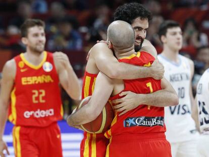 Colom y Beirán se abrazan tras la final. En vídeo, declaraciones de Rudy Fernández, Marc Gasol y Pierre Oriola tras el partido.