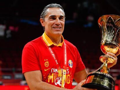 Sergio Scariolo, con la copa. En vídeo, las declaraciones del seleccionador tras la final.