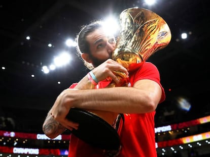 Ricky Rubio besa el trofeo de campeones del mundo. En vídeo, las celebraciones de la Selección.