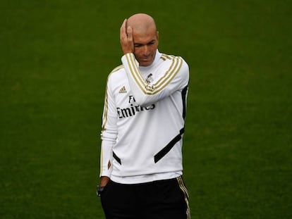 Zinedine Zidane, en el entrenamiento del sábado en Valdebebas. En vídeo, declaraciones del entrenador del Real Madrid en la rueda de prensa previa al partido contra el Sevilla en el Sánchez Pizjuán.