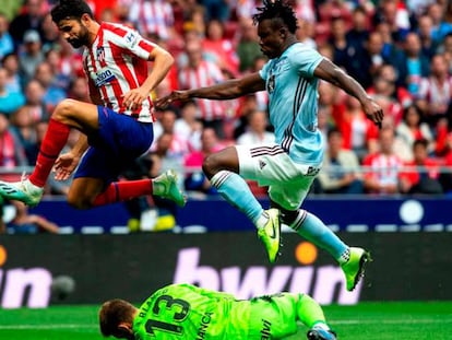 En foto, el portero del Celta Rubén Blanco para el balón junto a su compañero Joseph Aidoo (D) y a Diego Costa. En vídeo, declaraciones de Simeone tras el partido.