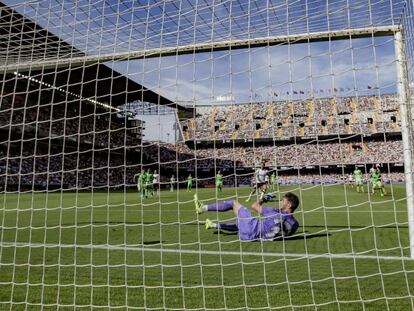 Parejo, de penalti, bate a Soriano. En vídeo, el entrenador del Valencia, Albert Celades.