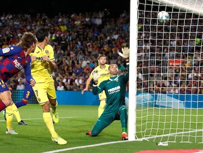 El balón, cabeceado por Griezmann, supera a Asenjo en el 1-0 del Barça. En vídeo, declaraciones de Piqué sobre la lesión de Messi.