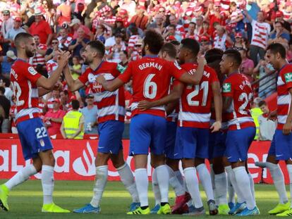 Los jugadores del Granada celebran el gol de Puertas. En vídeo, declaraciones de los entrenadores tras el partido.